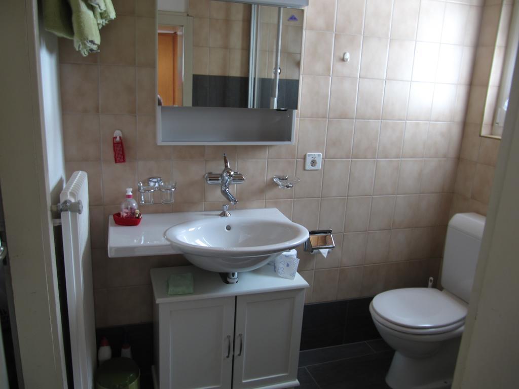 Apartamento Pension Hof Zur Stilli Davos Habitación foto